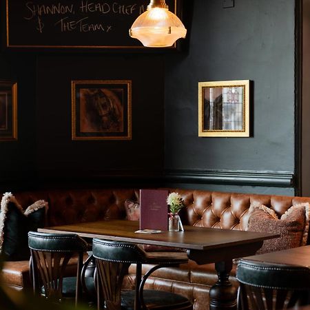 Crown Hotel Chertsey Buitenkant foto