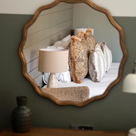 Crown Hotel Chertsey Buitenkant foto