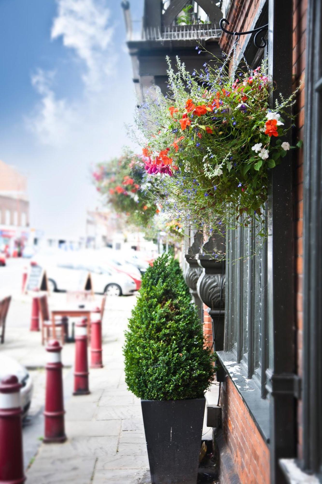 Crown Hotel Chertsey Buitenkant foto