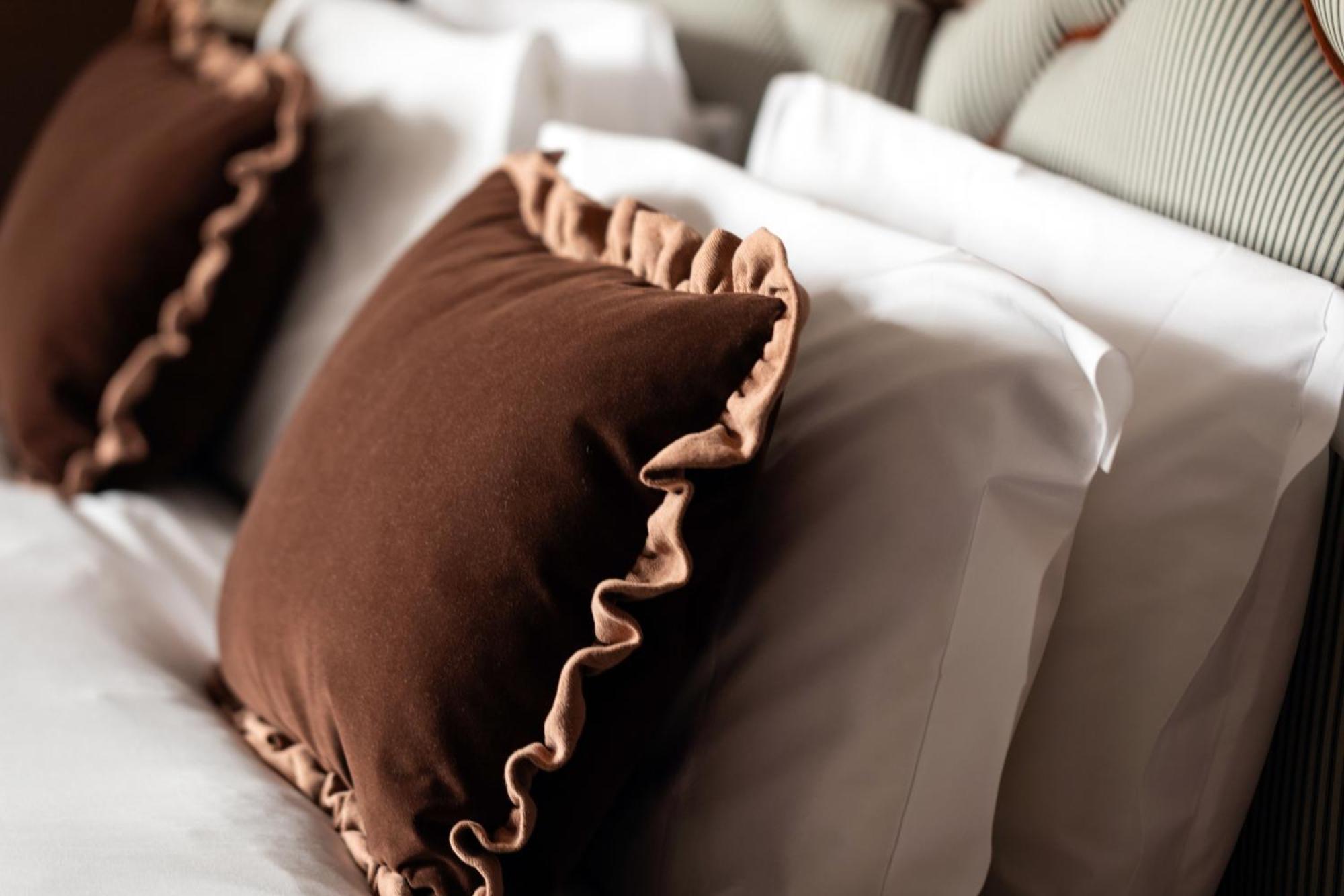 Crown Hotel Chertsey Buitenkant foto