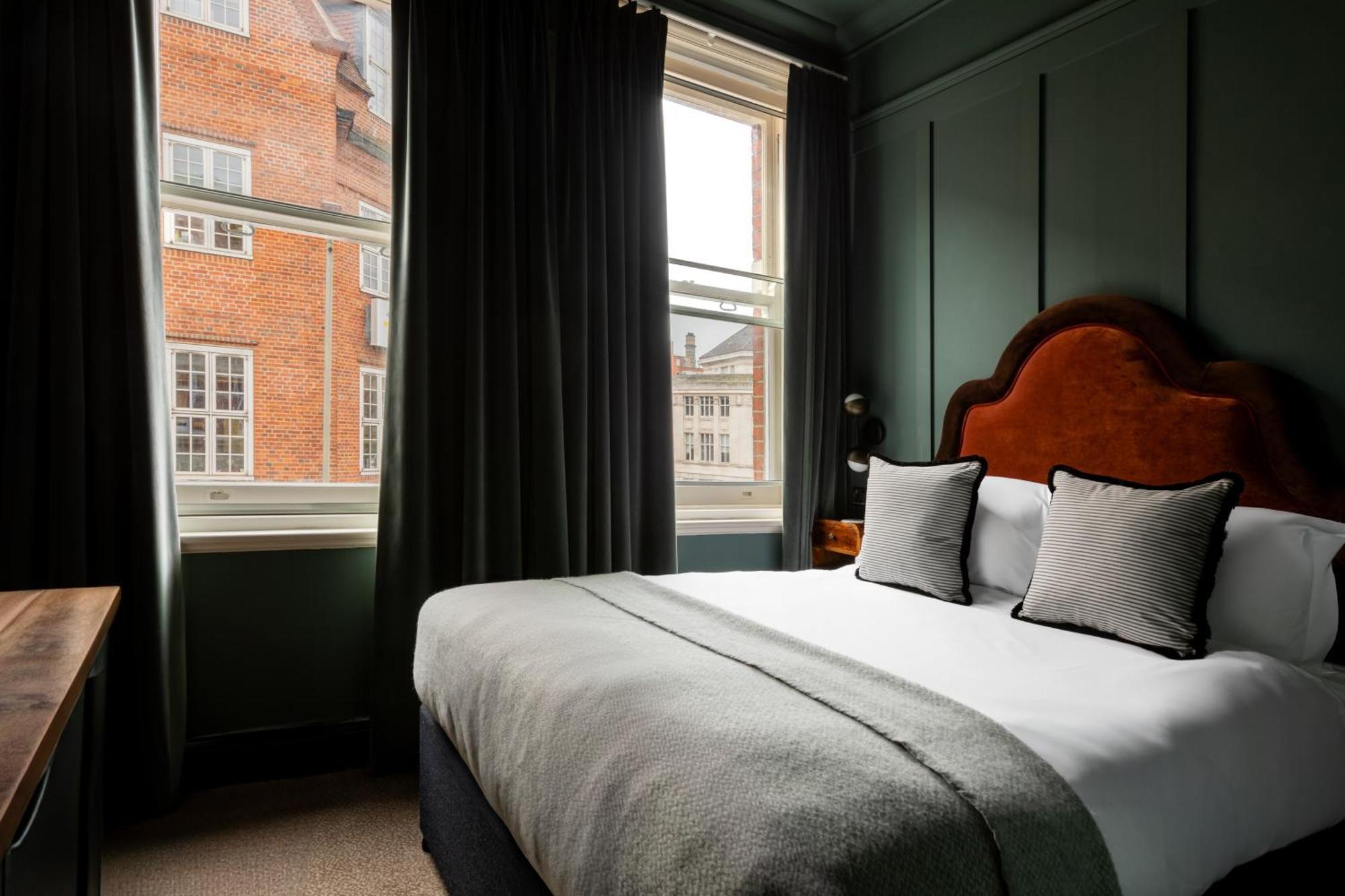 Crown Hotel Chertsey Buitenkant foto