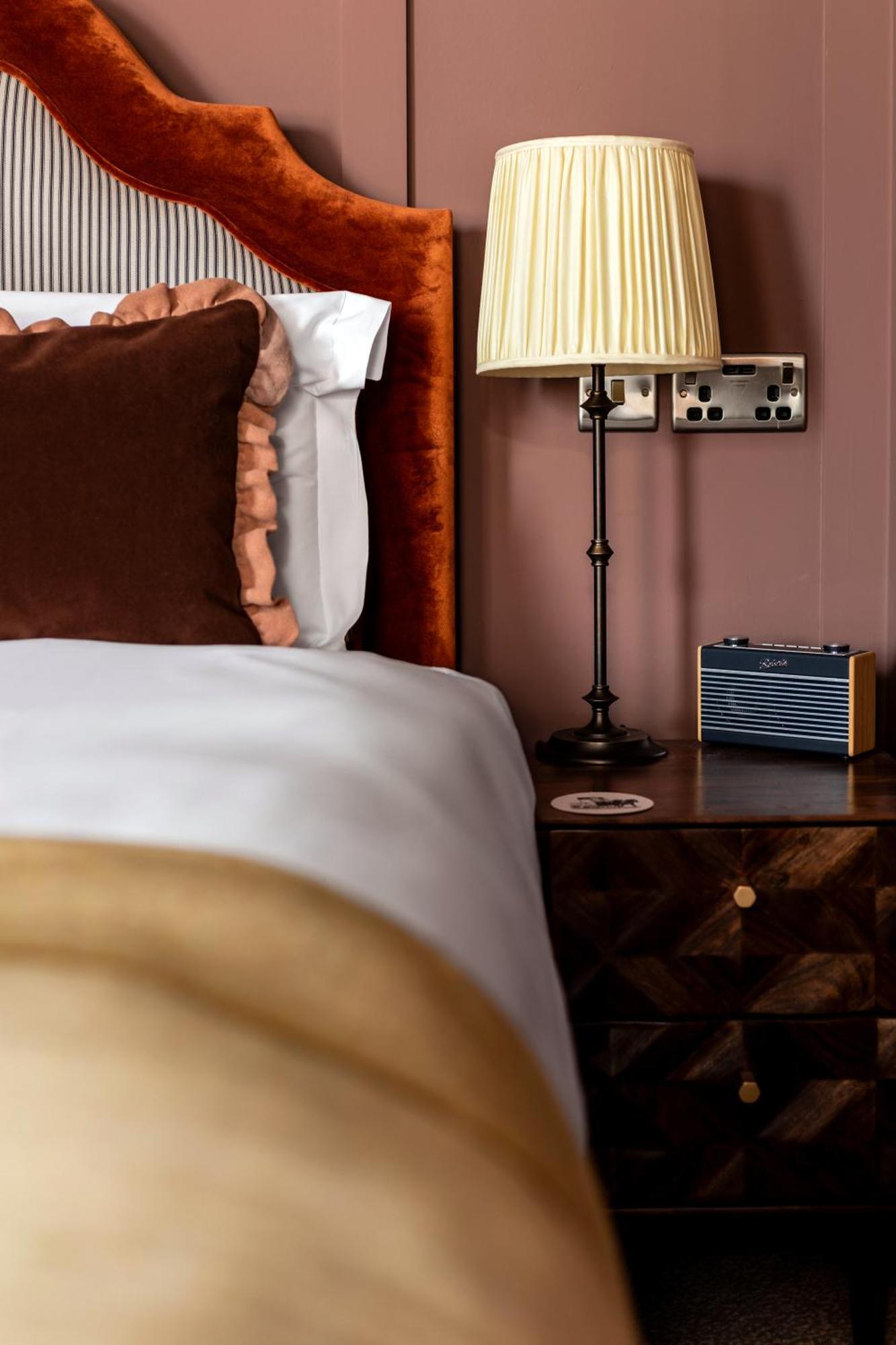 Crown Hotel Chertsey Buitenkant foto