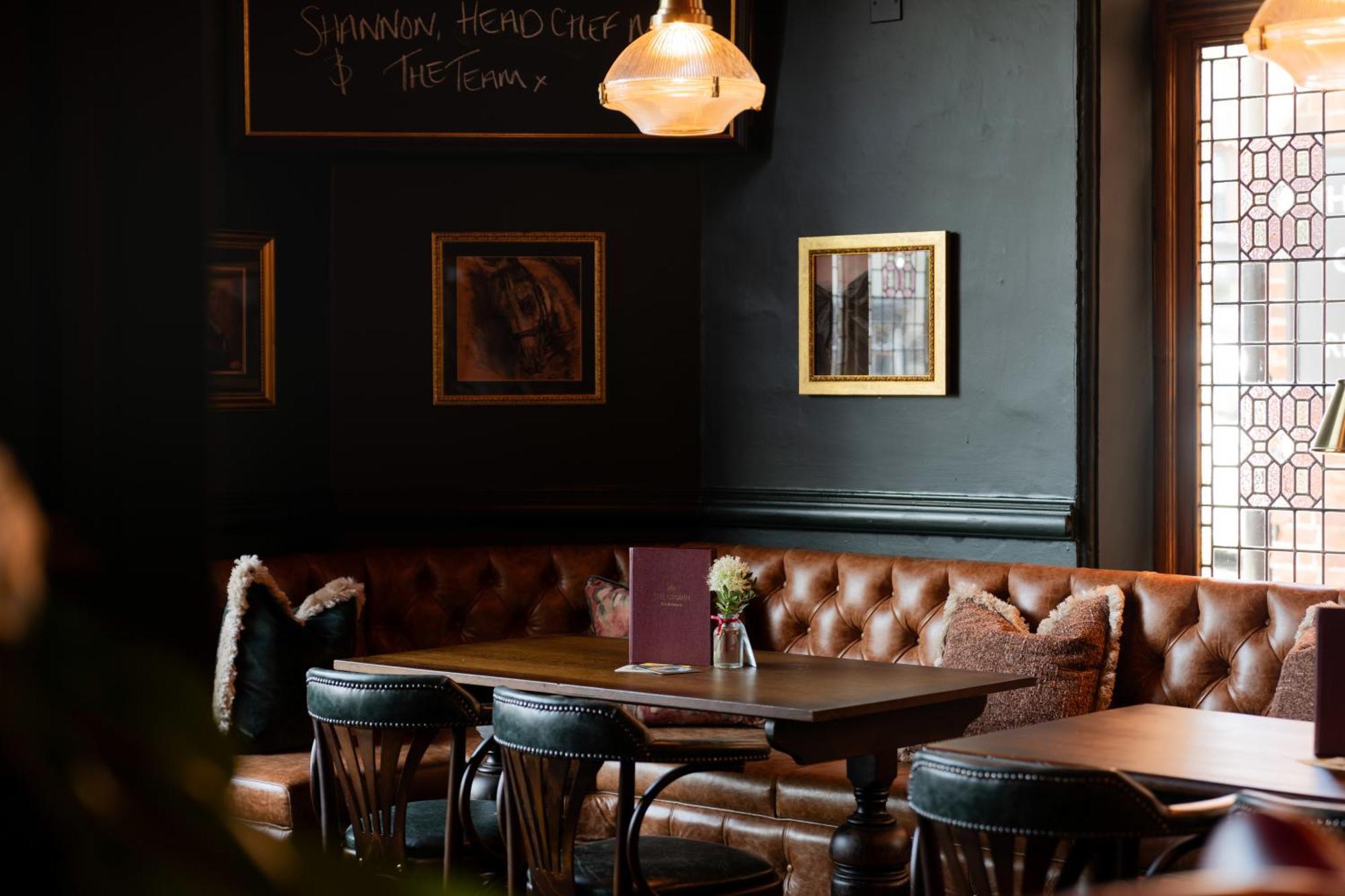 Crown Hotel Chertsey Buitenkant foto