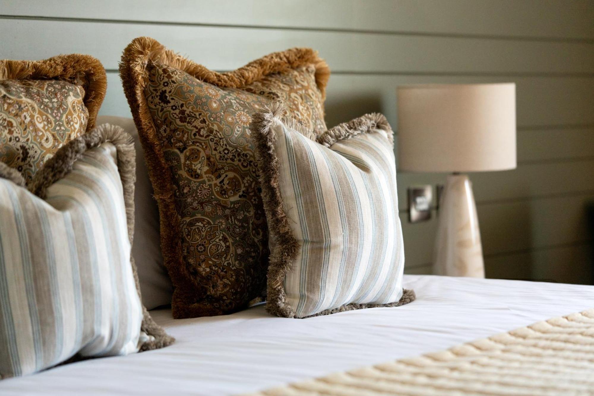 Crown Hotel Chertsey Buitenkant foto