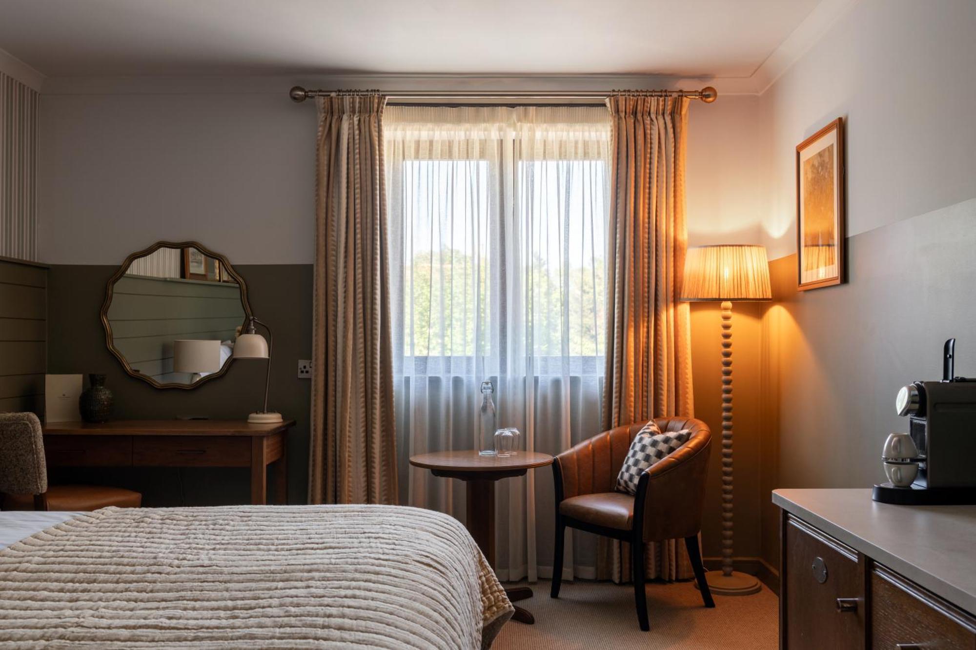 Crown Hotel Chertsey Buitenkant foto