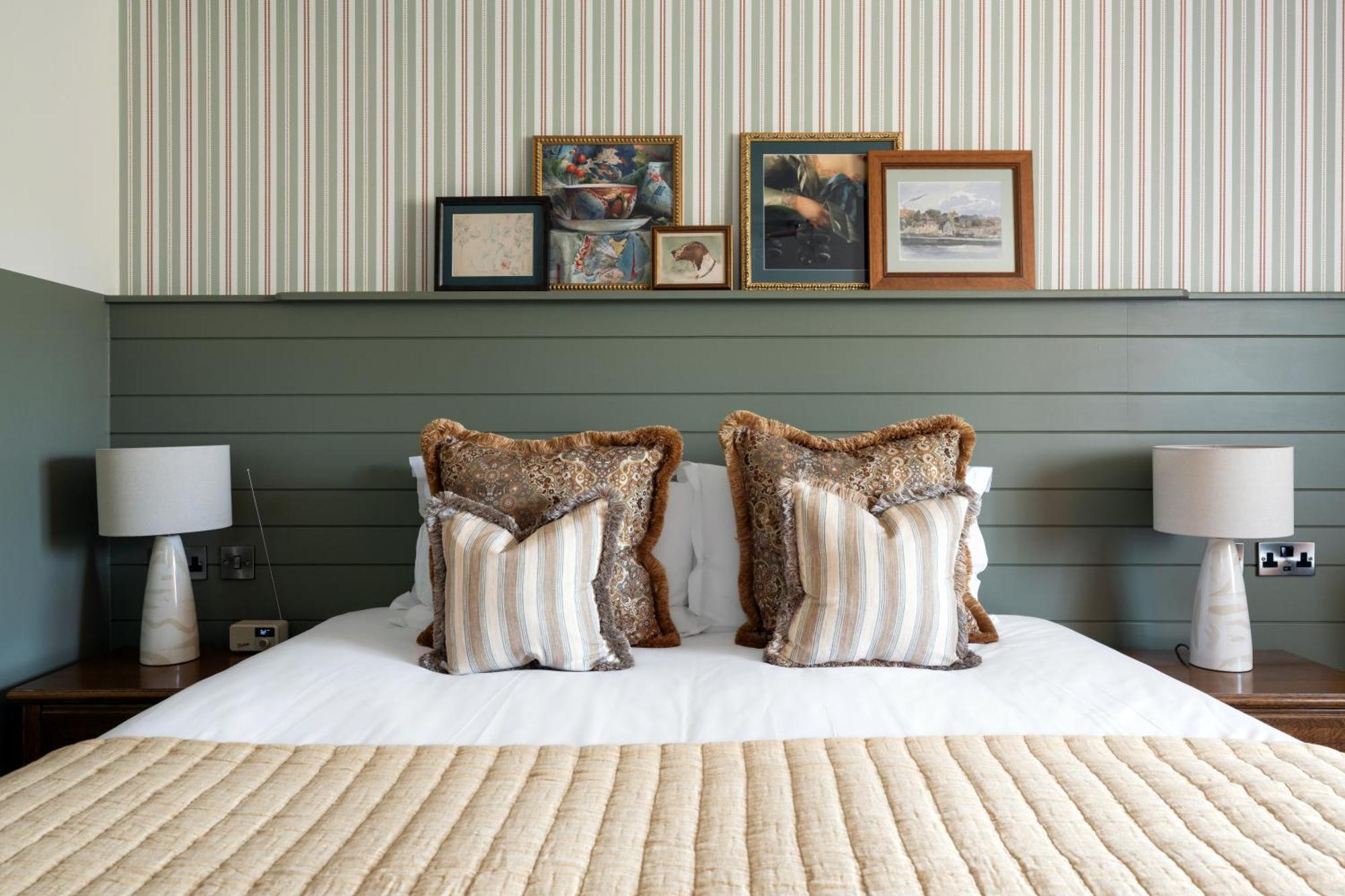 Crown Hotel Chertsey Buitenkant foto