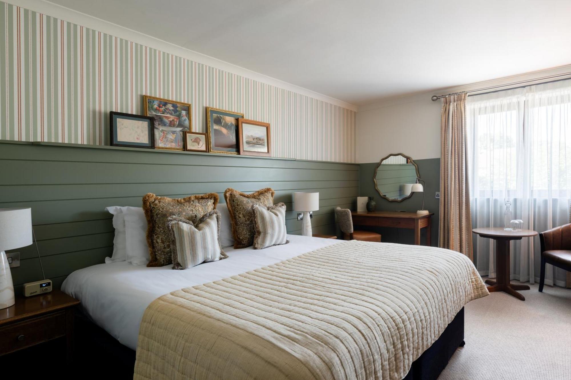 Crown Hotel Chertsey Buitenkant foto
