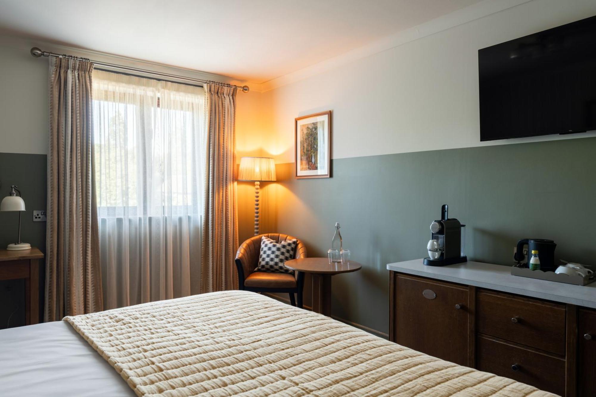Crown Hotel Chertsey Buitenkant foto