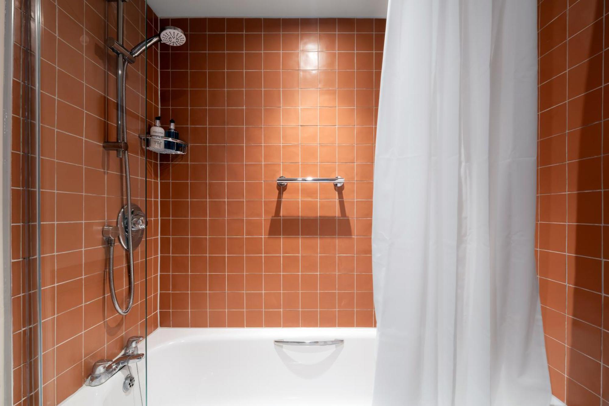 Crown Hotel Chertsey Buitenkant foto