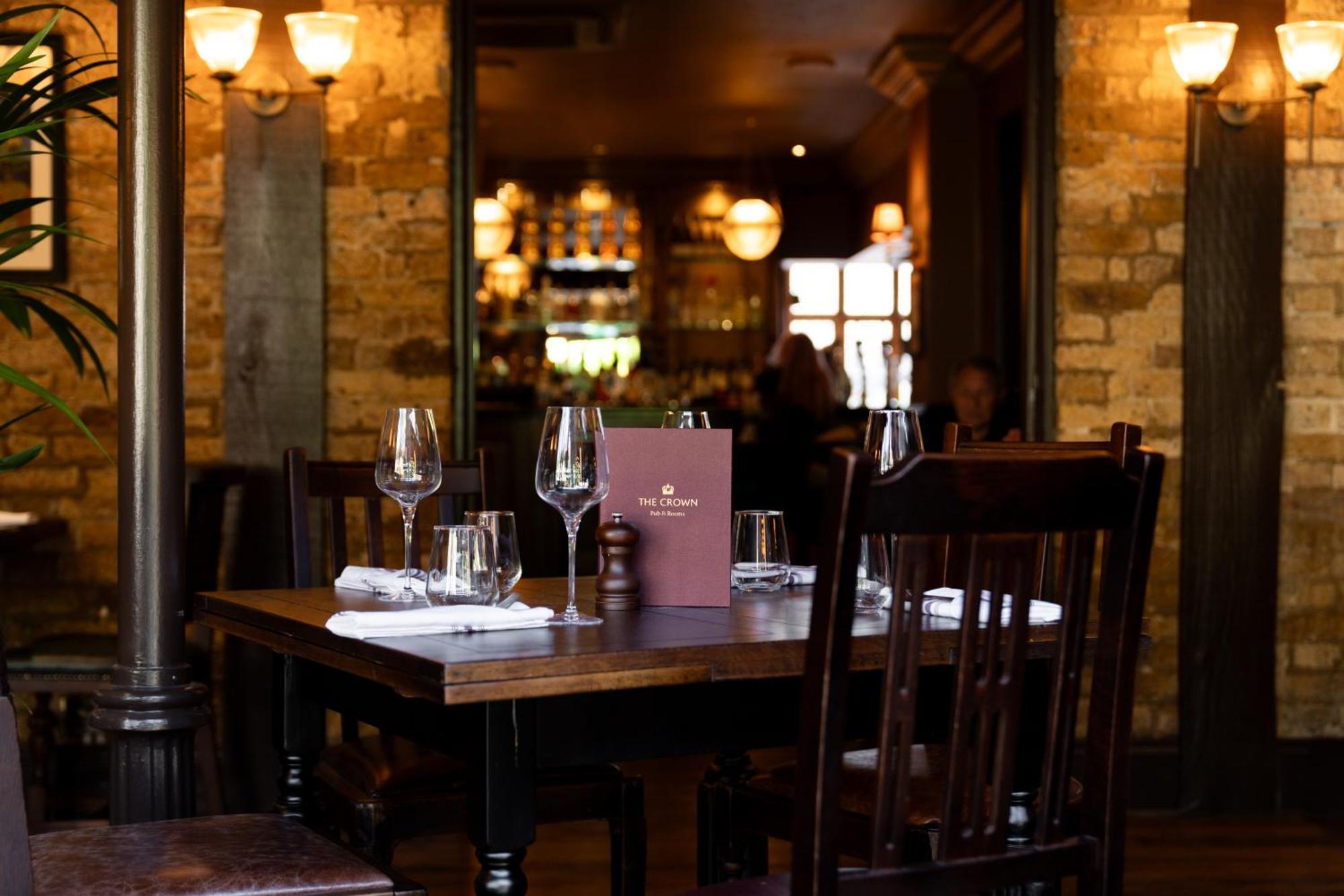 Crown Hotel Chertsey Buitenkant foto