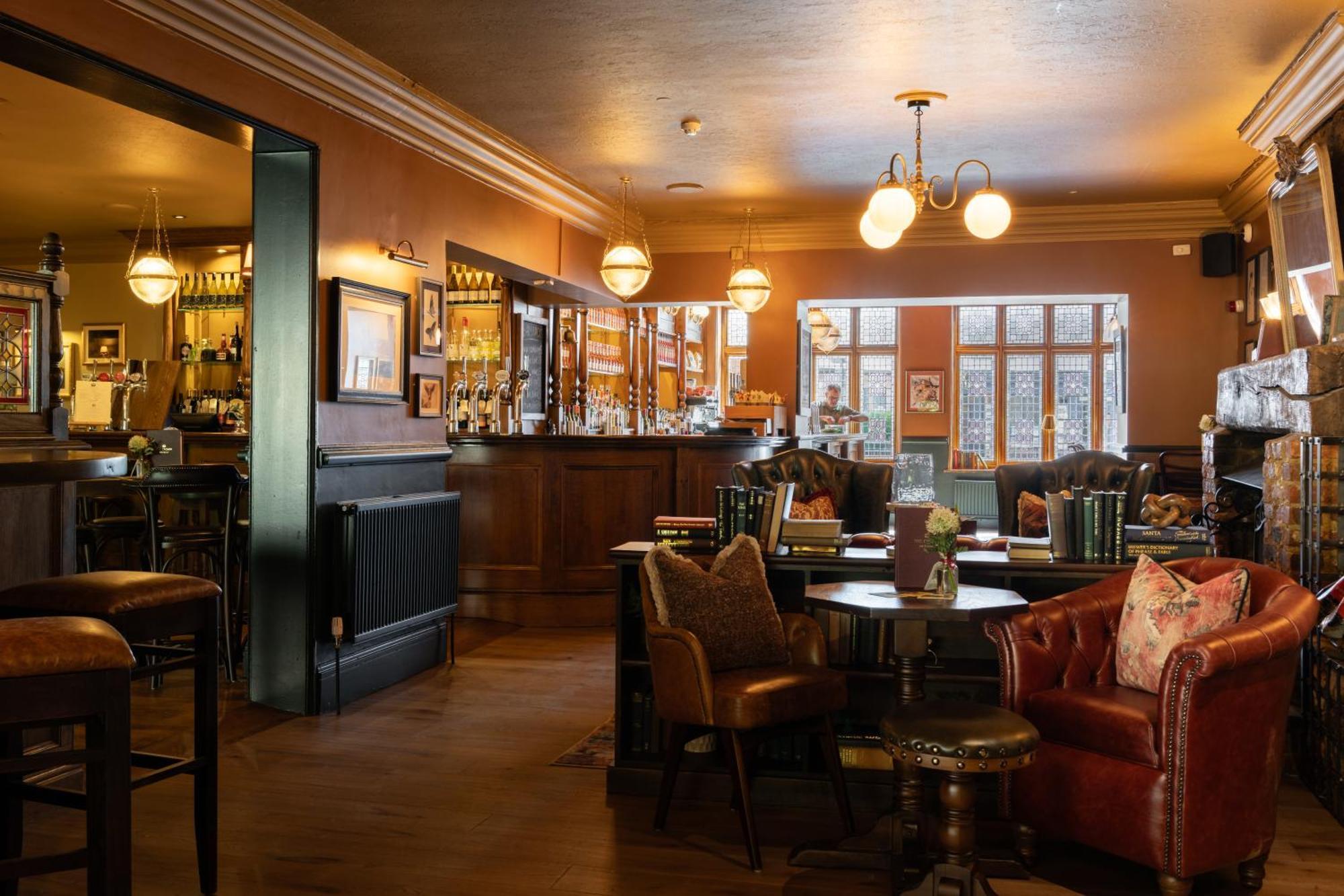 Crown Hotel Chertsey Buitenkant foto