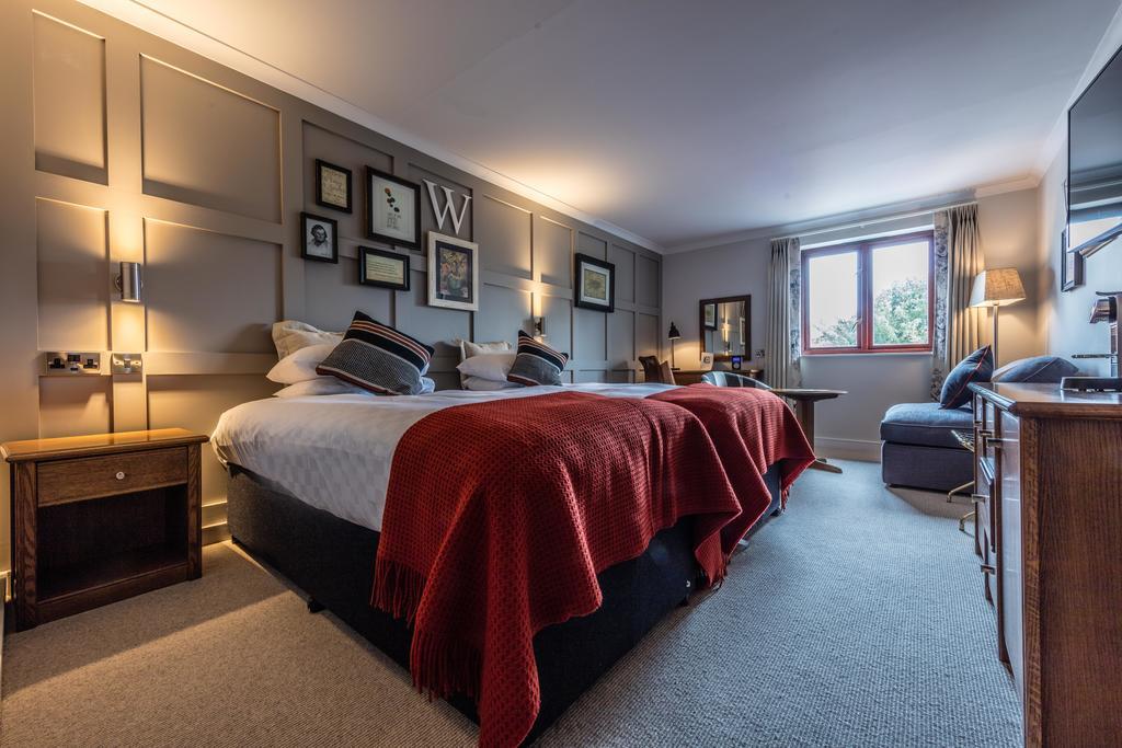 Crown Hotel Chertsey Buitenkant foto
