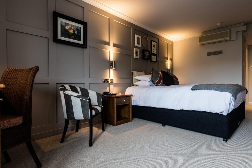 Crown Hotel Chertsey Buitenkant foto