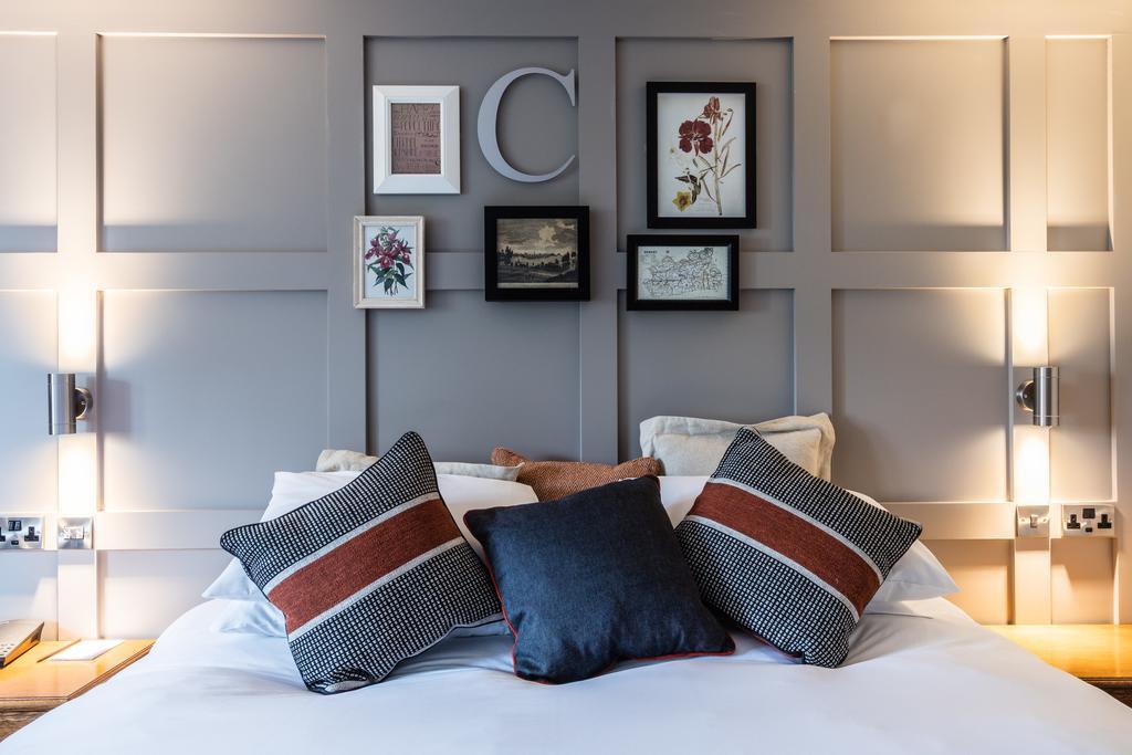 Crown Hotel Chertsey Buitenkant foto