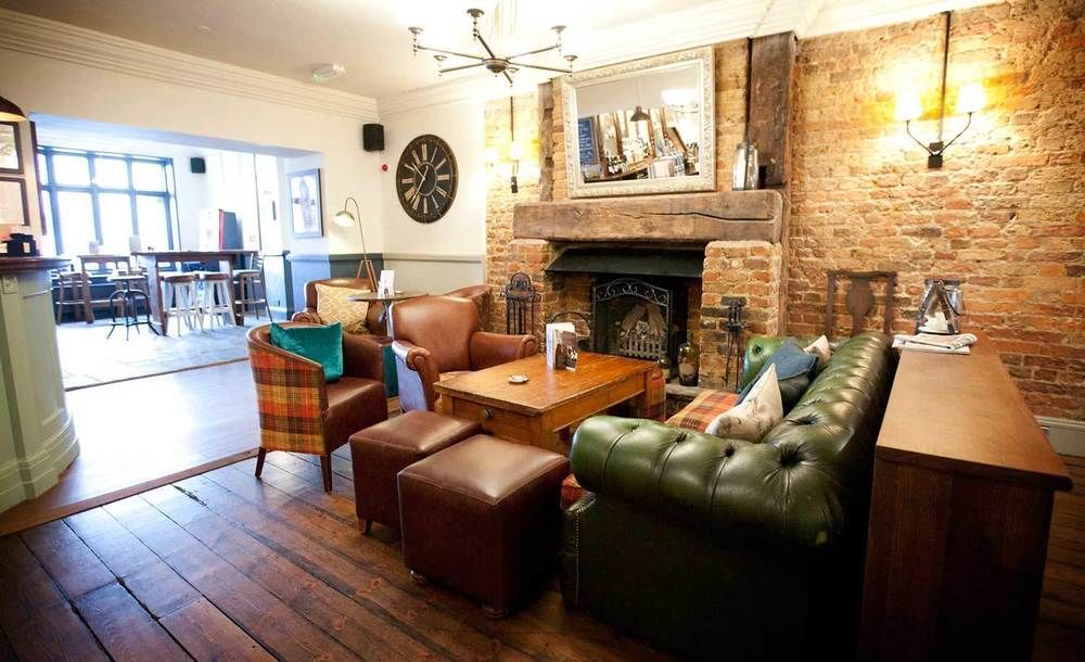 Crown Hotel Chertsey Buitenkant foto