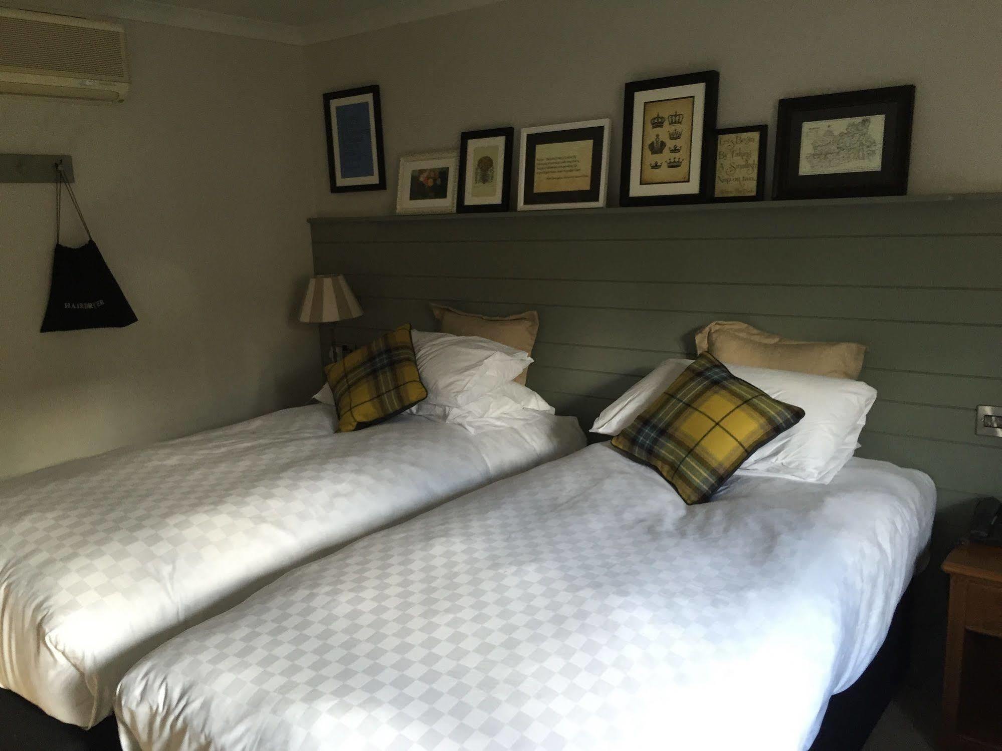 Crown Hotel Chertsey Buitenkant foto
