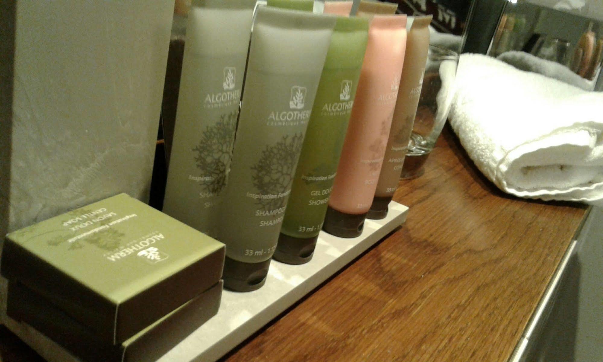 Crown Hotel Chertsey Buitenkant foto