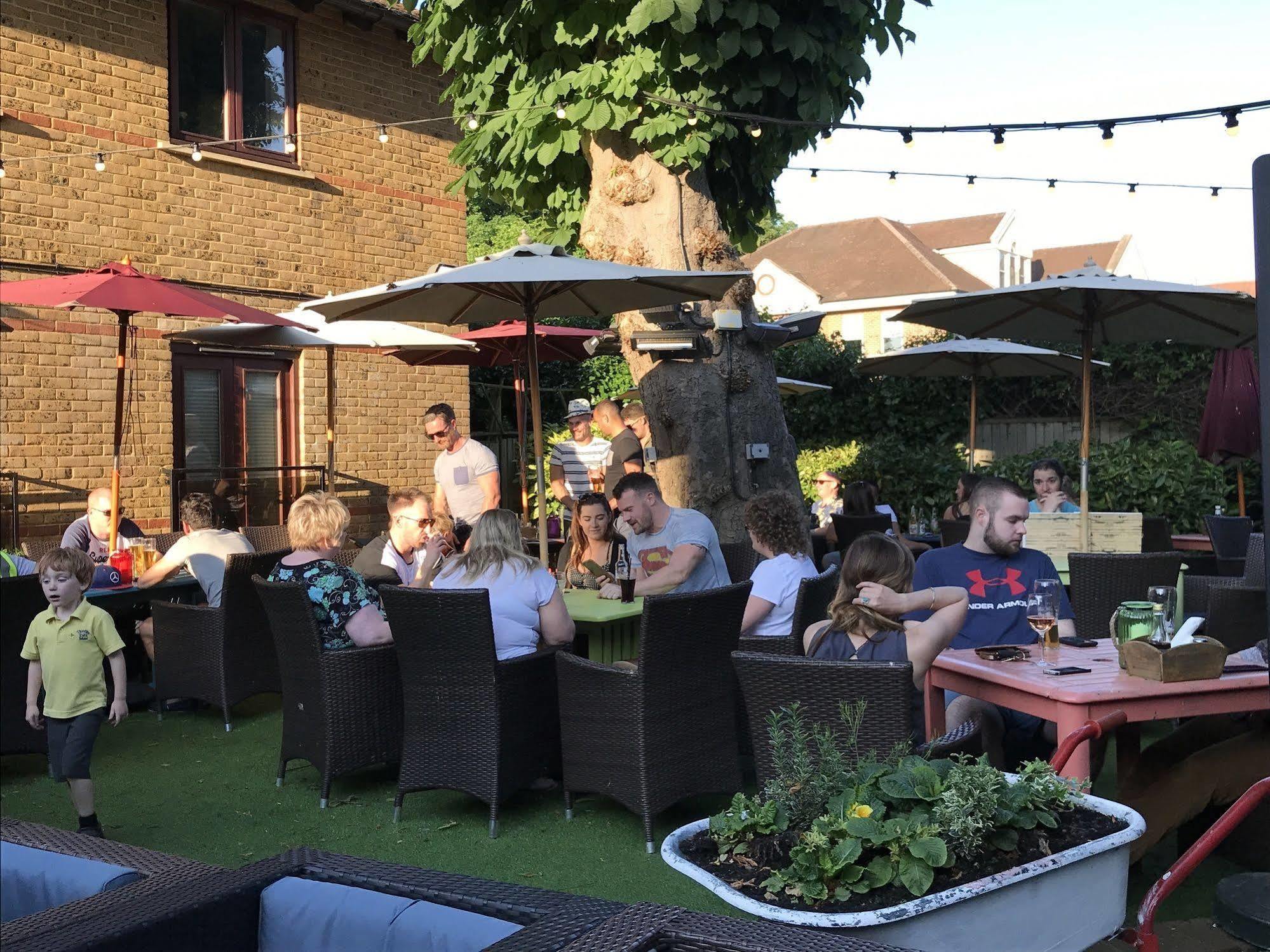 Crown Hotel Chertsey Buitenkant foto