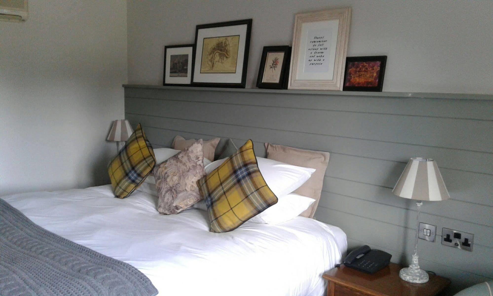 Crown Hotel Chertsey Buitenkant foto