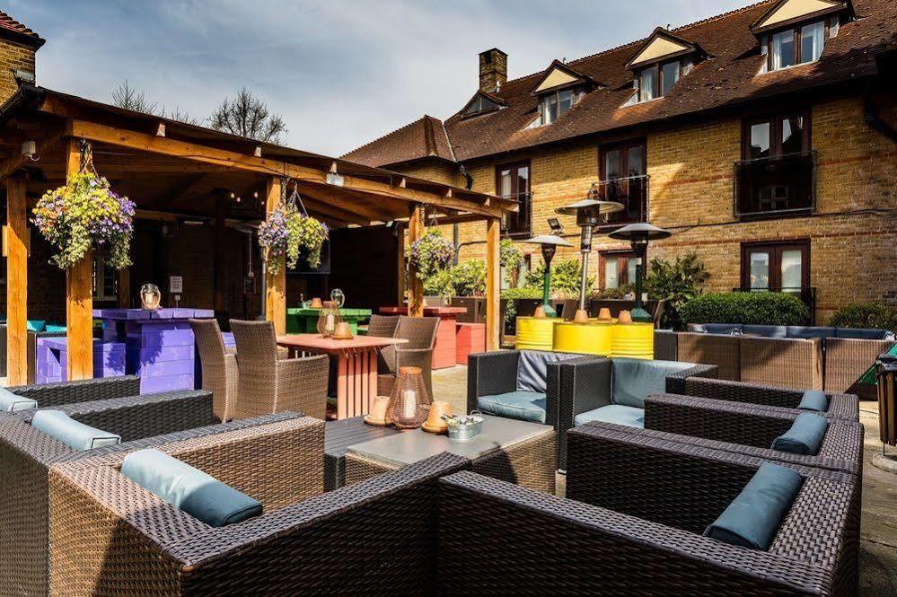 Crown Hotel Chertsey Buitenkant foto