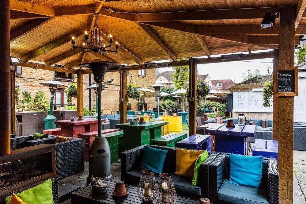 Crown Hotel Chertsey Buitenkant foto
