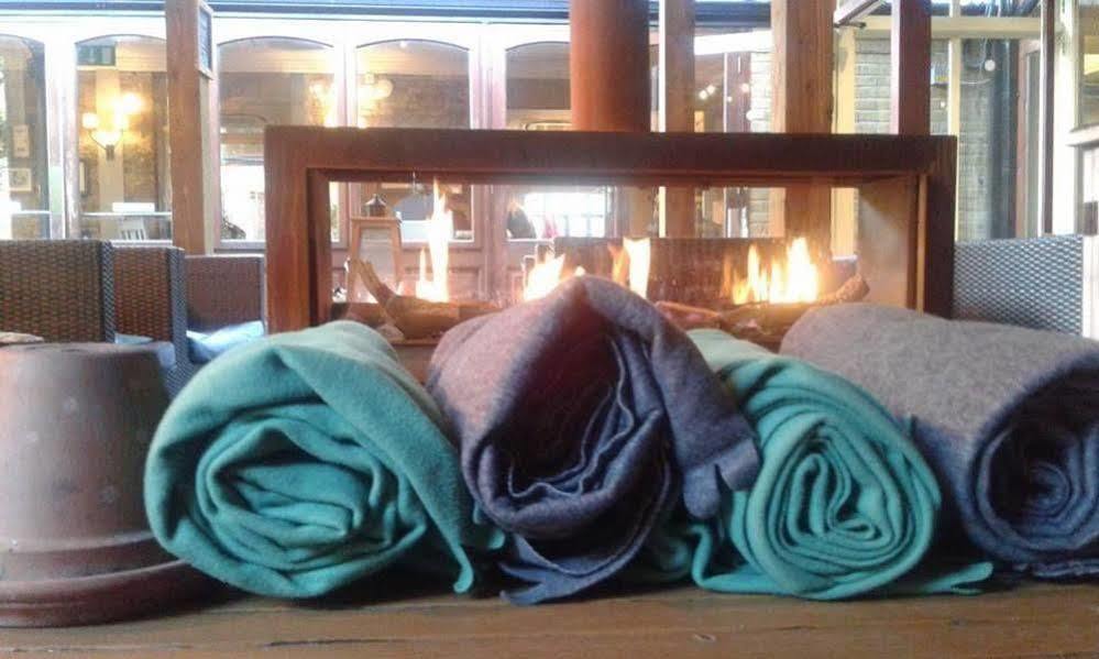 Crown Hotel Chertsey Buitenkant foto