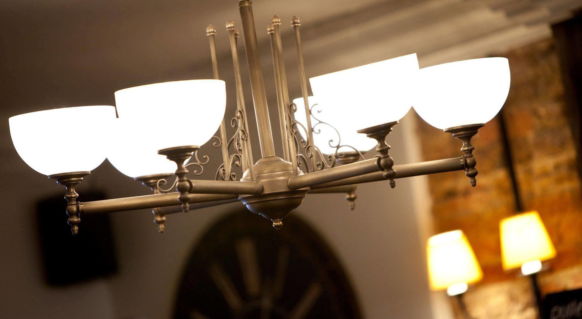 Crown Hotel Chertsey Buitenkant foto