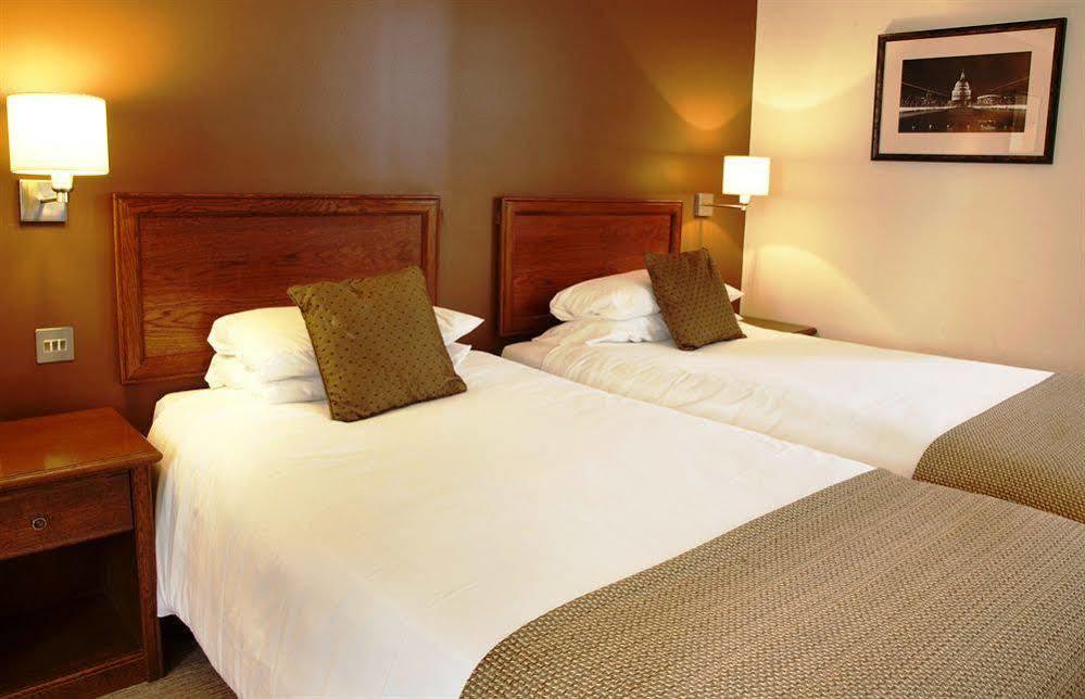 Crown Hotel Chertsey Buitenkant foto