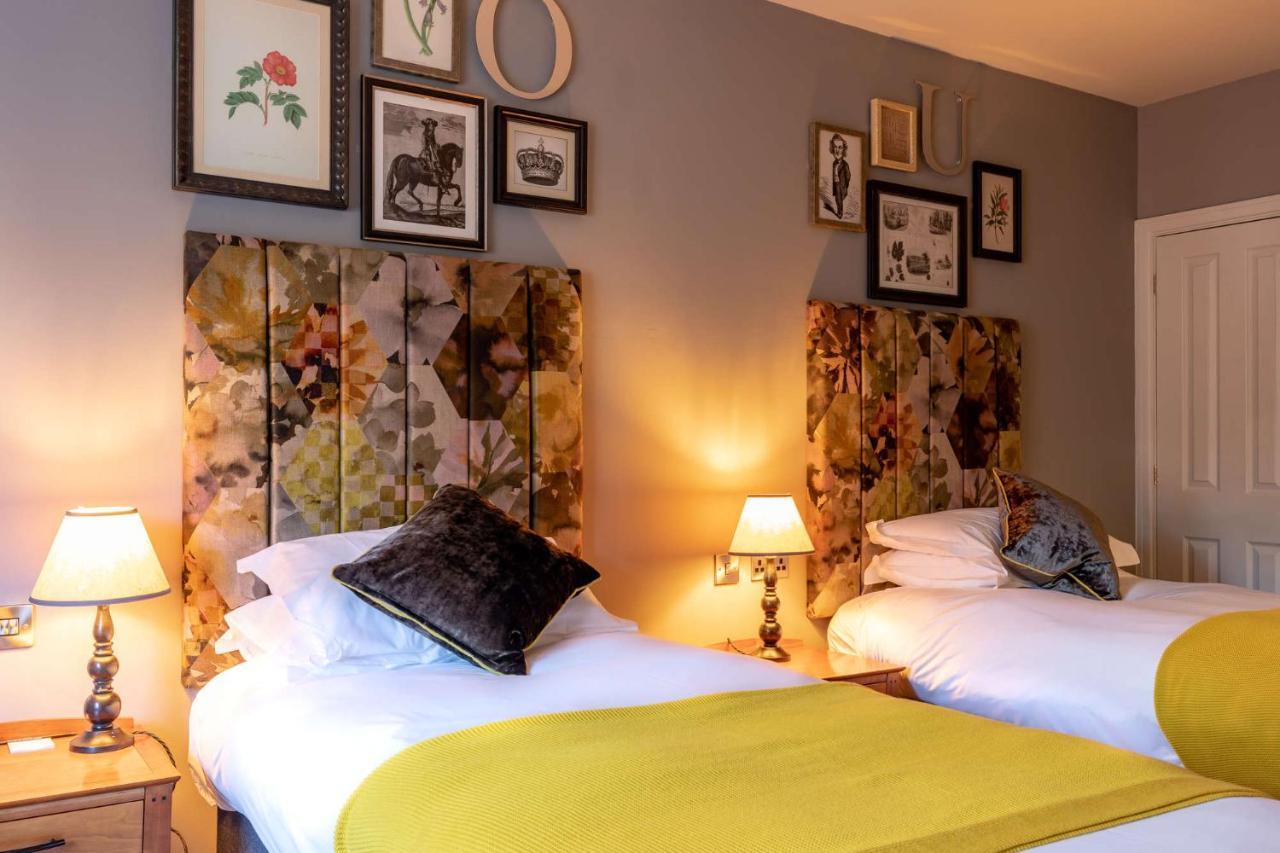 Crown Hotel Chertsey Buitenkant foto