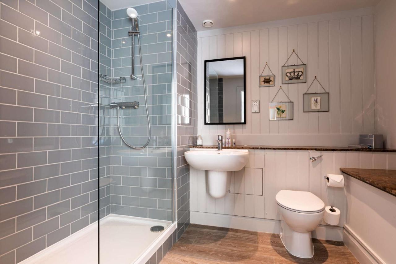 Crown Hotel Chertsey Buitenkant foto