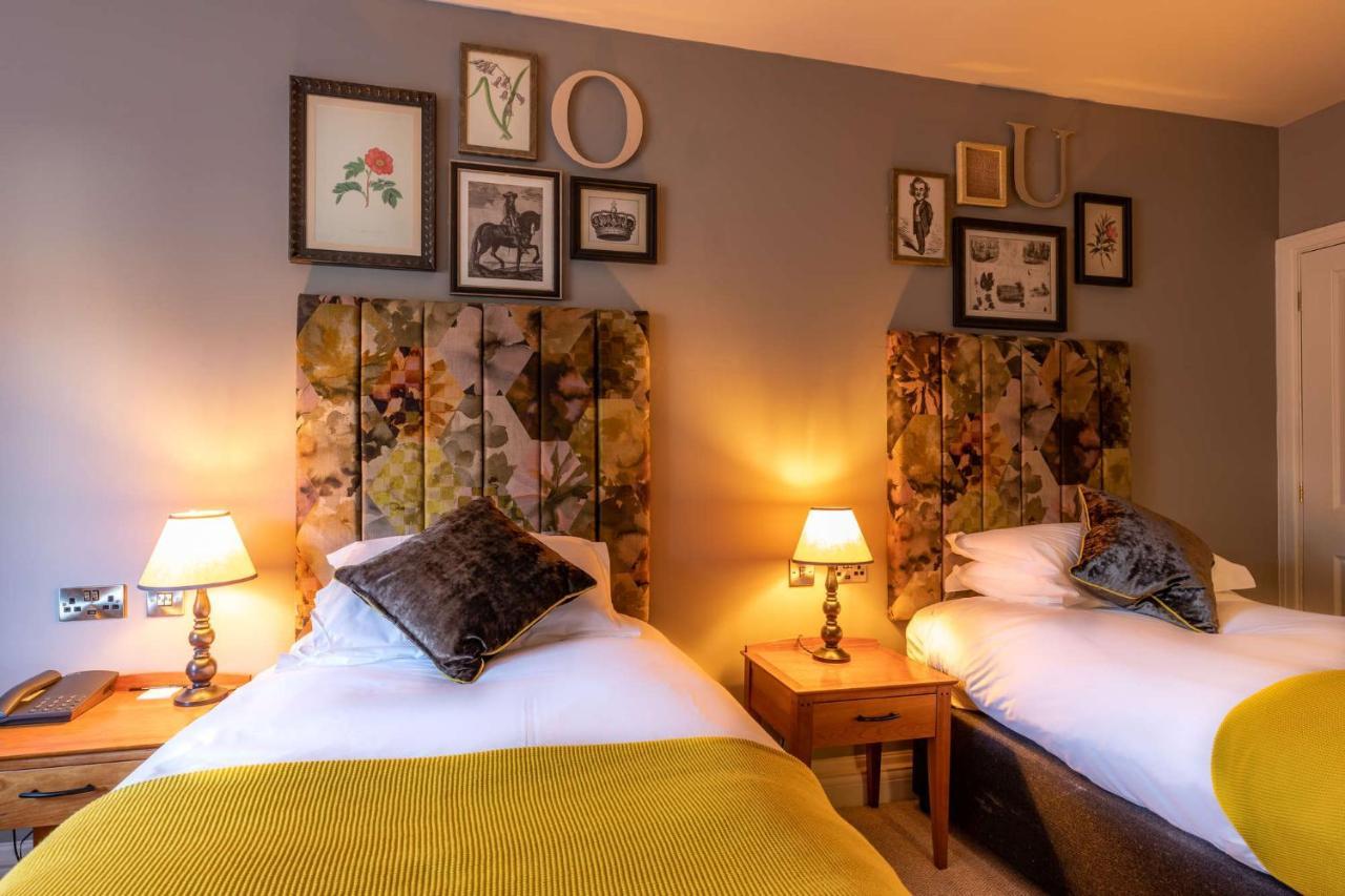 Crown Hotel Chertsey Buitenkant foto