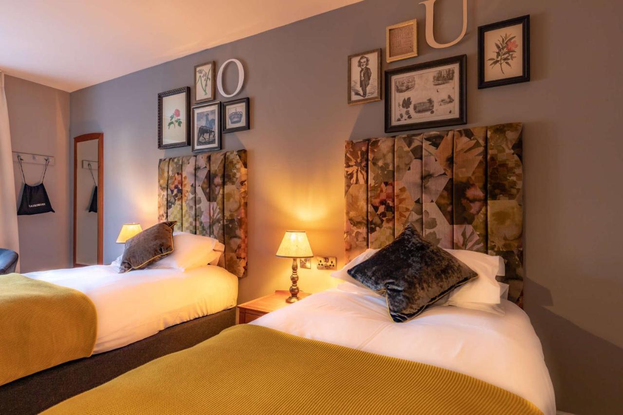 Crown Hotel Chertsey Buitenkant foto