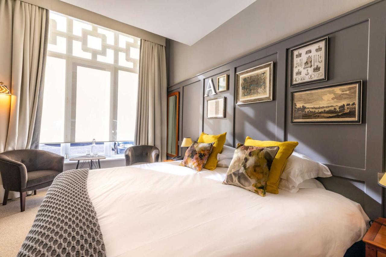 Crown Hotel Chertsey Buitenkant foto